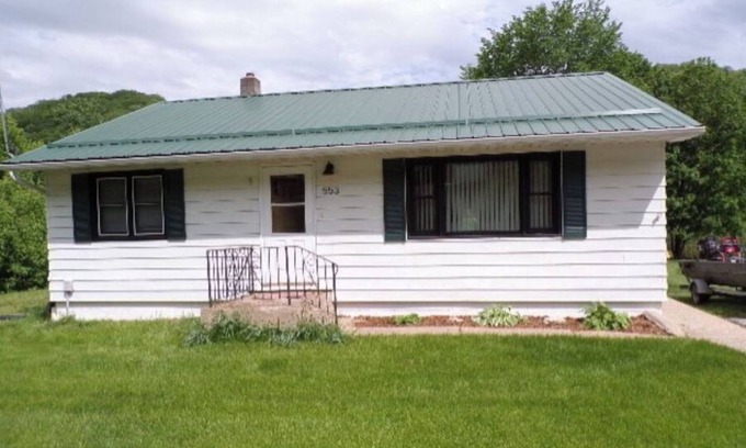 De Soto House | Pool 9 Guest House on Main Street, De Soto. We welcome fishermen!