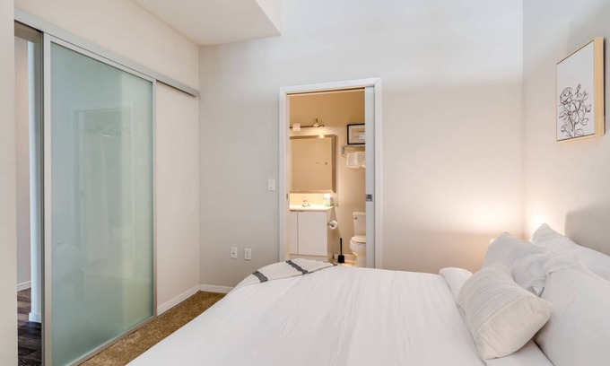 Downtown Cincinnati Apartment | Pool, Gym & Sky Lounge 1Bedroom Near Fountain Sq.