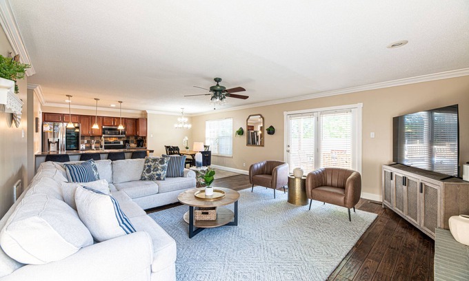 Ashley Oaks House | Pool Home~Basketball~Hot Tub~Firepit~Diving Board