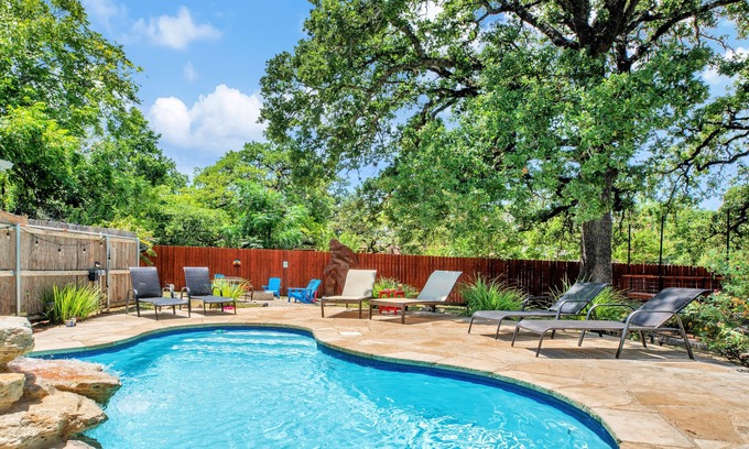 Fredericksburg House | POOL, HOT TUB, FIRE PIT, PET FRIENDLY, 7 CRUISER BIKES, CHECKS ALL THE BOXES.