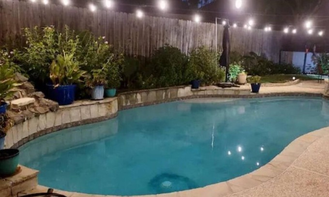 South Arlington House | Pool Hot Tub Game room Arcade fast Wi-Fi Fire Pit Dog Friendly!