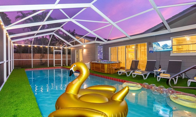 Seminole House | Pool Hot Tub Massage Chair Free EV Charger 5 Mins to Beaches!