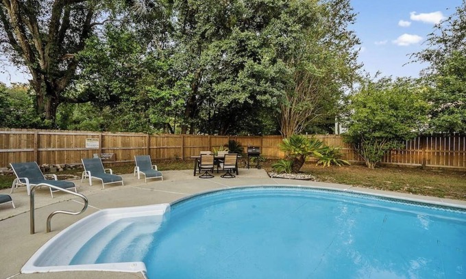 Bellview House | Pool House! Fire Pit~BBQ~ Family Friendly