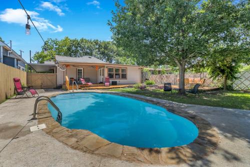 Jefferson House | Pool Mins to Downtown & Alamo - Huisache Retreat