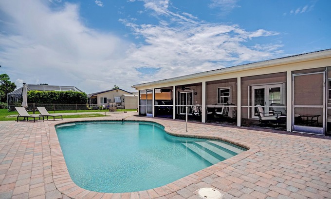 Lake Worth House | Pool Oasis on Golf Course! + Huge Backyard & Games