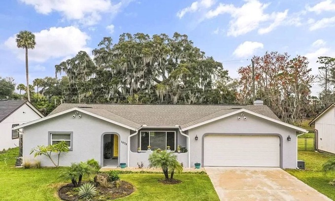 Holly Hill House | Pool Party in Daytona! Sleeps 8