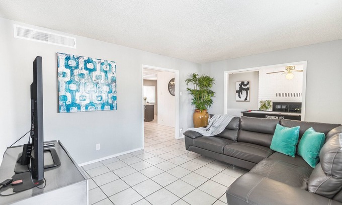 Biggs Field House | POOL, Sleeps 10, CENTRALY LOCATED, game room, pets. great for LONG TERM stays.