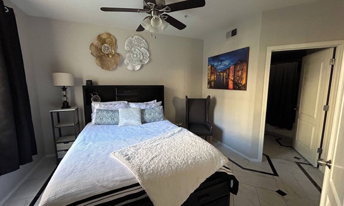 Huntcroft Apartment | Pool Views located in the Uptown Camelback Corridor close to Biltmore