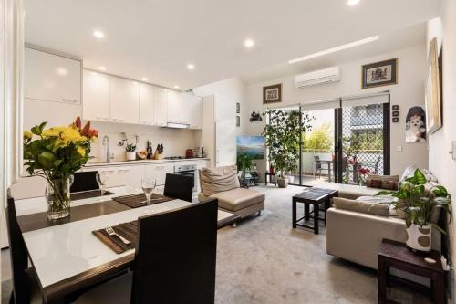 Redfern Apartment | Poolside Apartment Opposite Redfern Park