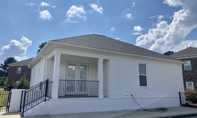 Oxford House | Poolside condo close to Ole Miss campus and Historic Oxford Square