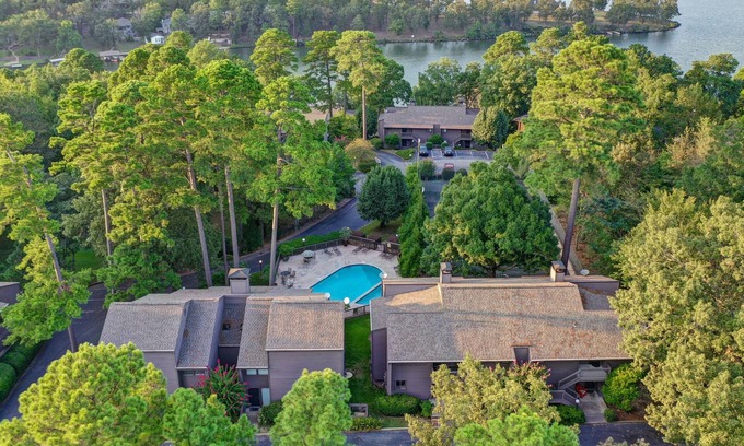Lake Hamilton Condo | POOLSIDE Condo Perfect for a Family Getaway