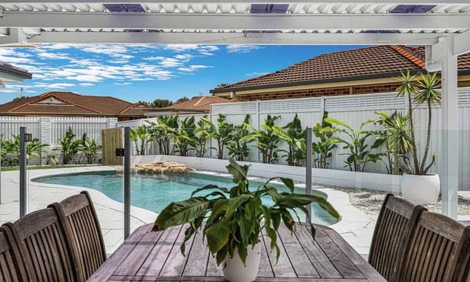 Currumbin Waters House | Poolside Luxe Living - Currumbin