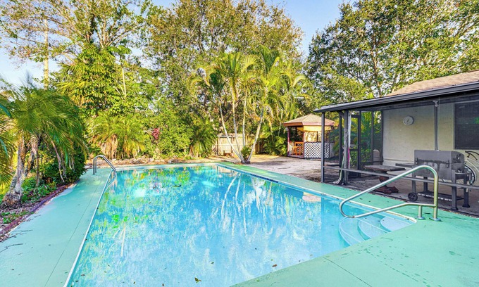 Florida Ridge House | Poolside Oasis: 3 Mi to McKee Botanical Garden
