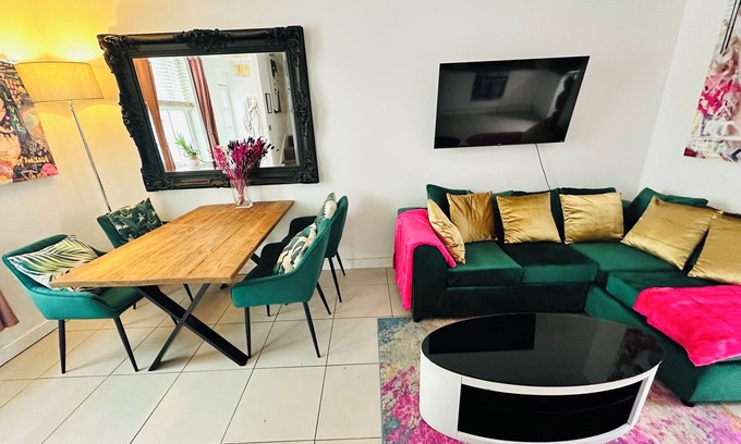 Brighton City Centre House | PopHaus Glam Pad - Central Brighton by the Station