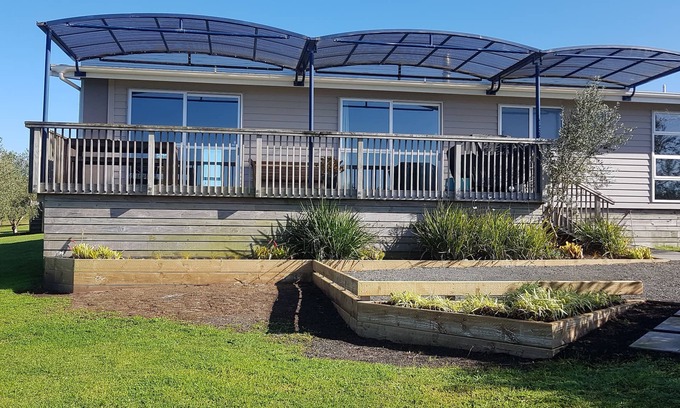 Karkari Peninsula Apartment | Poppawhiwhi Olives Apartment : A Couples Retreat