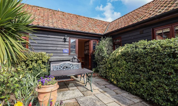 Little Glemham Cottage | POPPY COTTAGE, pet friendly, with a garden in Little Glemham