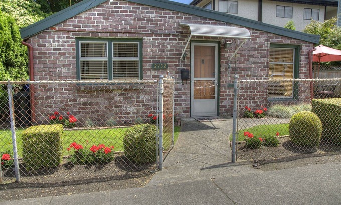 Alki House | Popular Alki Beach Seattle Vacation House, Walk to Restaurants