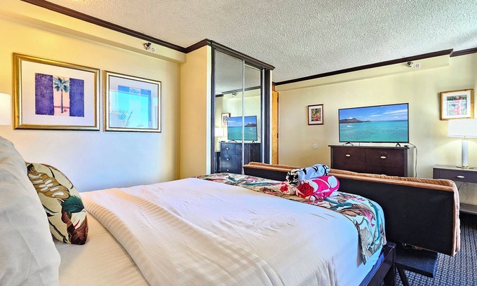 Honolulu Apartment | Popular self-contained Apartment in Waikiki Sleeps 2-3 guests.