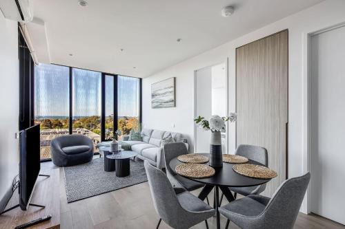 Port Melbourne Apartment | 'Port Panorama' A Stunning Resort-style Stay