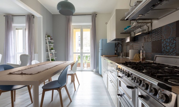 Porta Tenaglia Apartment | Porta Volta Bright and Roomy Flat