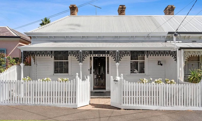 Geelong House | Portia Close to City Centre and Beach