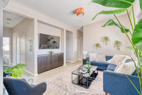 Belmont Apartment | Portland Penthouse Retreat- Roof Deck & Food Pods