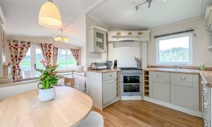 Praa Sands Ski Chalet | Pottsville Cabin - short walk to Praa Sands Beach
