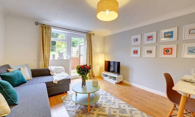 Long Itchington House | Pound House· 2 Bed House Sleeps 6 Southam Town Centre - Inspire Homes