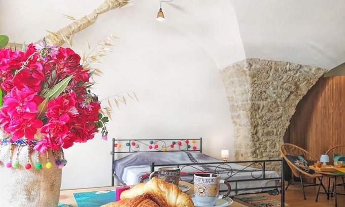 Poussan Apartment | Pour les amoureux des vieilles pierres