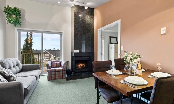 Big White Ski Resort Apartment | Powder Pointe | Hot Tub & Ski In/Ski Out