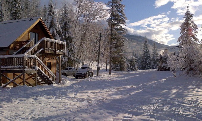 Revelstoke Apartment | POWDER SWEET! Under 1min Drive or Short Walk to Gondola!