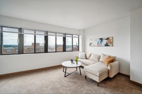 Downtown Harrisburg Apartment | Pp 1306 Modern Corporate 1br, Pool, Gym