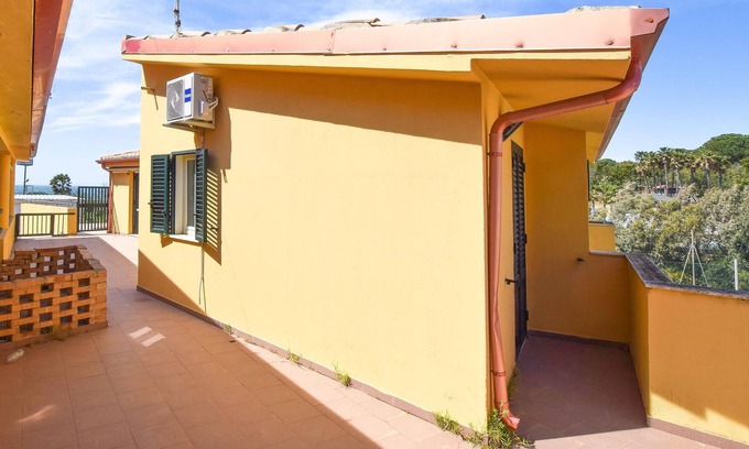 Le Castella Apartment | Practical vacation apartment just a few steps from the beach, in the heart of Le Castella.