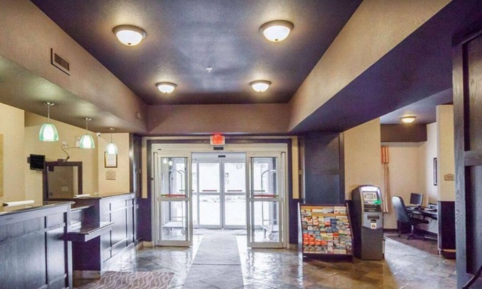 Sylvan Lake Hotel | Prairie Moon Inn Sylvan Lake