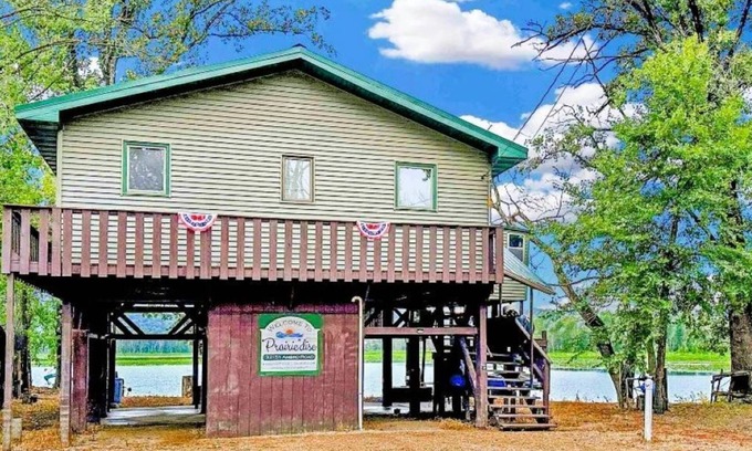 Prairie Du Chien Cabin | Prairiedise Mississippi Riverside Cabin Retreat: Your Perfect Waterfront Getaway
