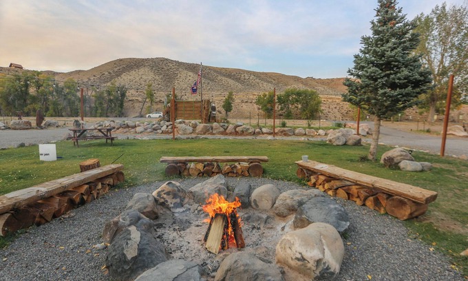 Dubois Cabin | Premium Double Queen w/Riverfront Access, Hot tub & Picturesque Mountain Views