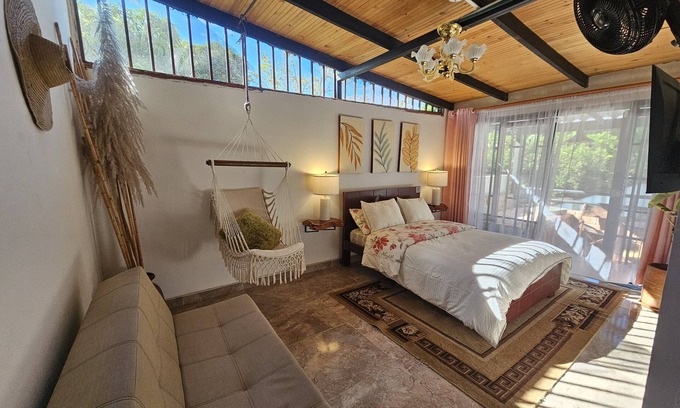 Garzon Bed & Breakfast | Premium Suite - Living room and exclusive area on the balcony