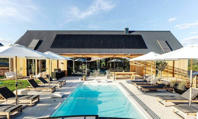 Lieg Villa | Premium Vacation Home - Das Farmhaus - Pool, Sauna, HotTub, Cinema, Garden