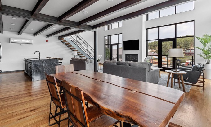 Hill City Apartment | Presidential Luxury Loft 2 Downtown Main