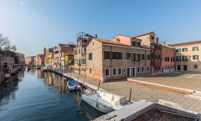 Dorsoduro Ski Chalet | Prestigious 6 Bedroom House with View in Dorsoduro