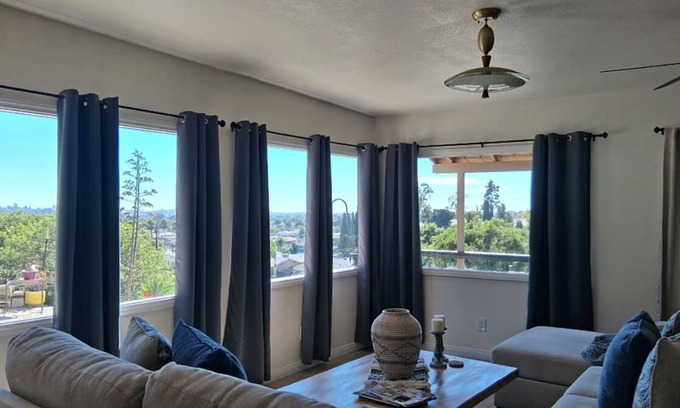 Fletcher Hills Cottage | Prestigious location with a view