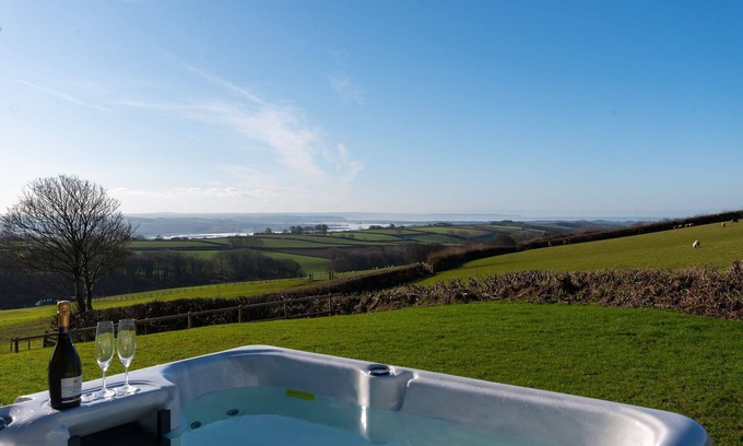 Barnstaple Cottage | Pretty, 2-bedroom barn conversion with hot tub close to North Devon beaches
