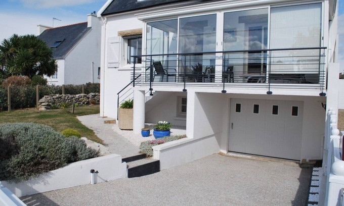 Plouhinec House | Pretty coastal house with sea view, beach, WIFI, veranda, enclosed garden.