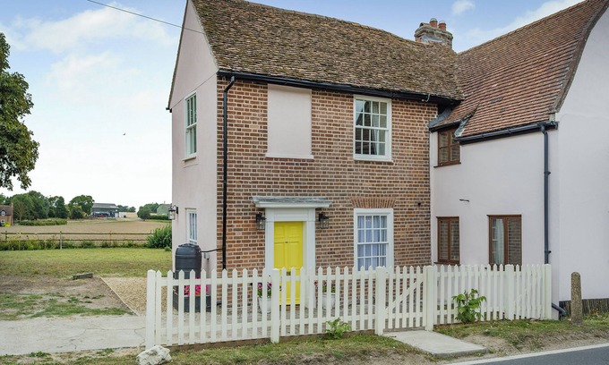 Frinton-on-Sea Cottage | Pretty cottage with lovely views over open countryside close to the coast.