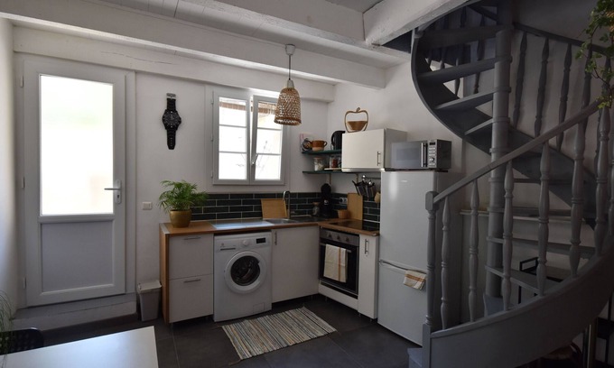 Roucas-Blanc Apartment | Pretty duplex with pool and balcony
