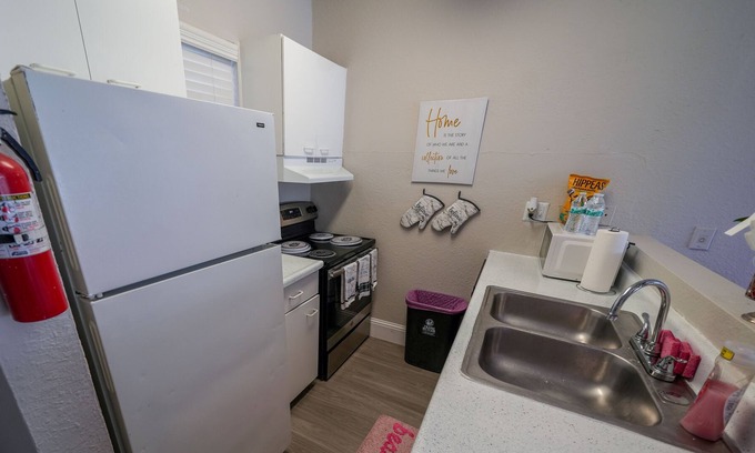 Fort Worth Apartment | ๐ธ Pretty in Pink: Cozy safe haven with a Splash of Pink Magic! ๐ โจ