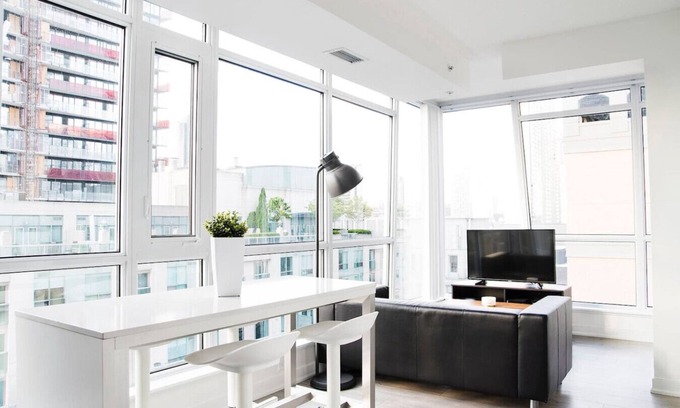 Downtown Toronto Apartment | Prime 2BR Apt with Lovely Skyline Views and GYM