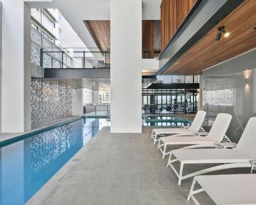 South Brisbane Apartment | Prime 2BR Location Pool Parking BCT 1004