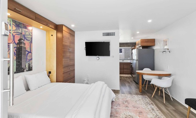 Roosevelt Condo | Prime DTPH Location w Pool and Parking