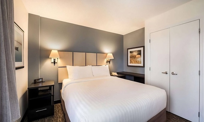 Salt Lake City Hotel | Prime Location! 4 Modern 1BR Suite with Full Kitchen, Pets Allowed, Free Shuttle